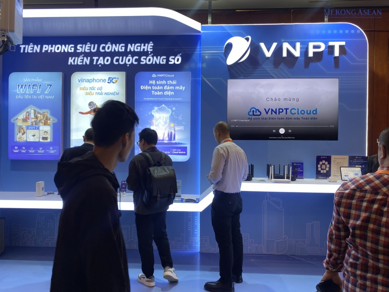 Các chuyên gia từ VNPT giới thiệu hệ sinh thái điện toán đám mây VNPT Cloud, được phát triển trên nền tảng hạ tầng hiện đại với 8 trung tâm dữ liệu trải rộng trên khắp cả nước, đạt tiêu chuẩn quốc tế Tier 3 và ISO 27001. Ảnh: Hà Anh/555win Login.