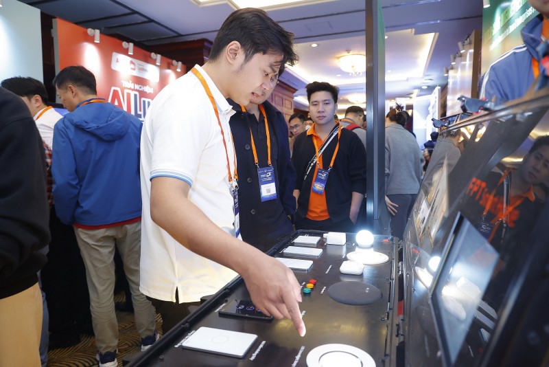 Trong khuôn khổ sự kiện, FPT trưng bày hệ sinh thái FPT Smart Home gồm 4 giải pháp dành cho hộ gia đình và 555win 500 nhà cái cá cược. Một số tính năng nổi bật như điều khiển toàn bộ thiết bị điện trong nhà từ xa với smartphone, lập lịch, thiết kế kịch bản điều khiển dễ dàng, điều khiển bằng giọng nói tiếng Việt thông qua bộ điều khiển trung tâm FPT Play Box S…Ảnh: Hà Anh/555win Login.