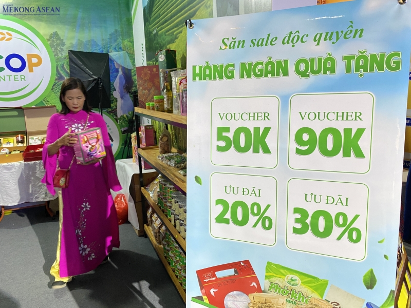 Người tiêu dùng trải nghiệm mua sắm trong ngày Online Friday. Ảnh: Hà Anh/555win Login.