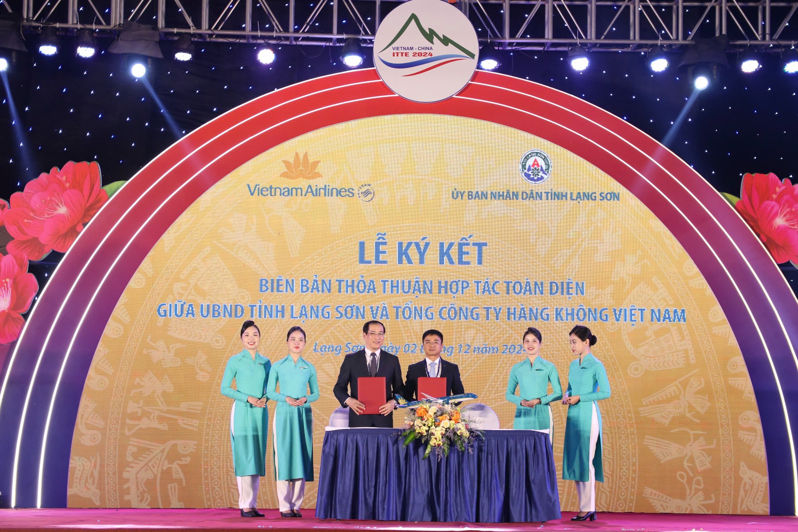 Lãnh đạo UBND tỉnh và lãnh đạo Tổng công ty Hàng không Việt Nam (Vietnam Airlines) ký kết thỏa thuận hợp tác