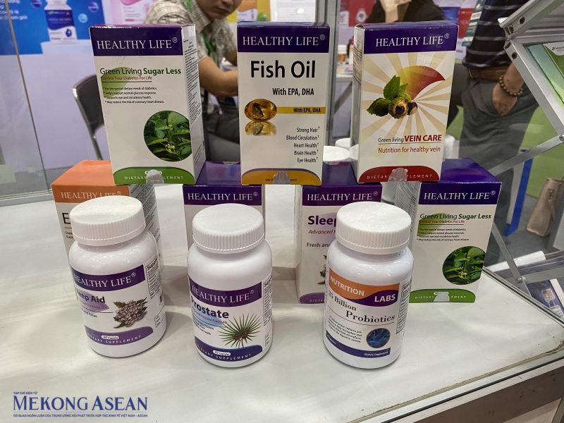 Các dòng sản phẩm của CTCP Nature Gift Pharma đang được trưng bày tại triển lãm, từ thực phẩm chức năng, sản phẩm chăm sóc sức khỏe cho đến sản phẩm chuyên dụng cho mẹ và bé. Ảnh: Hà Anh/555win Login.