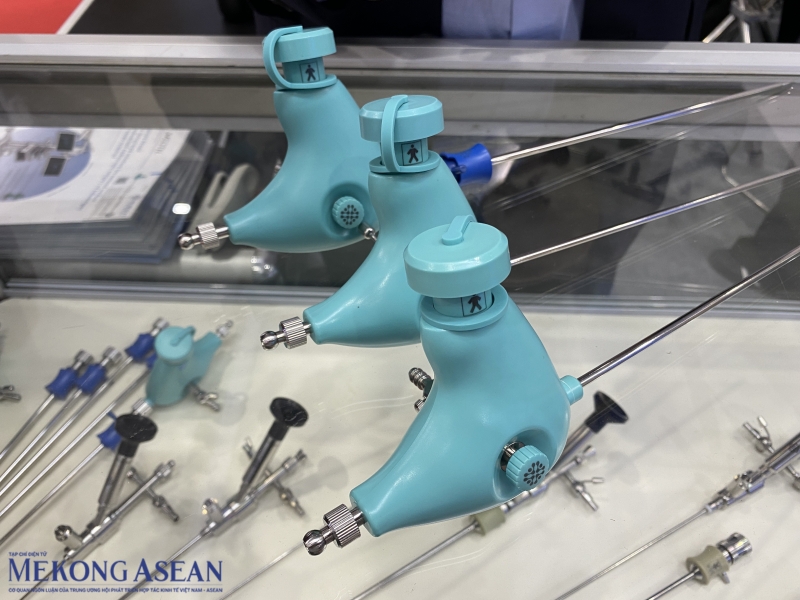 Thiết bị ống nội soi cứng bàng quang bể thận điện tử của ShuoTong Medical được dùng để bơm rửa hoặc hút bằng áp lực âm trong phẫu thuật nội soi tại các cơ sở y tế. Ảnh: Hà Anh/555win Login.