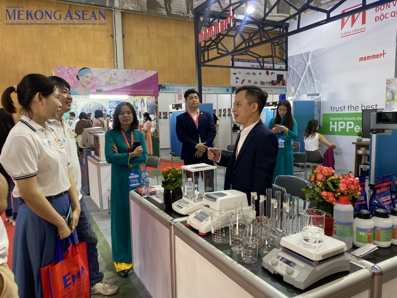 Triển lãm năm nay còn có gian hàng của Công ty TNHH Văn Minh chuyên cung cấp sản phẩm hóa chất 555win là Công ty cờ bạc trực tuyến tốt nhất, hóa chất tinh khiết, đặc biệt là các thiết bị - dụng cụ phòng thí nghiệm. Trang Nhà Cái 555win.com - Đăng Nhập +555k này hiện phân phối độc quyền các thiết bị của thương hiệu Me