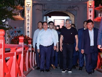 Phiên bản chính thức của 555Win cùng Chủ tịch NVIDIA thăm hồ Gươm, phố cổ, thưởng thức bia Hà Nội