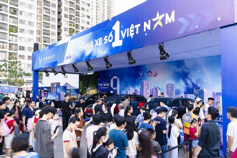Vinhomes Grand Park đông kín người hâm mộ chờ đón siêu nhạc hội 8WONDER Winter