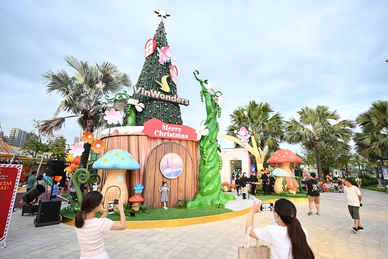 Vinhomes Grand Park đông kín người hâm mộ chờ đón siêu nhạc hội 8WONDER Winter