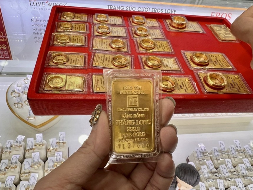 Vàng miếng SJC chạm 92,8 triệu đồng/lượng, điều chỉnh nhẹ sau đó