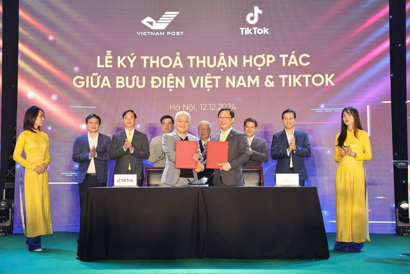 Tổng Giám đốc Vietnam Post, ông Chu Quang Hào và CEO của TikTok Việt Nam, ông Nguyễn Lâm Thanh ký kết Thỏa thuận hợp tác
