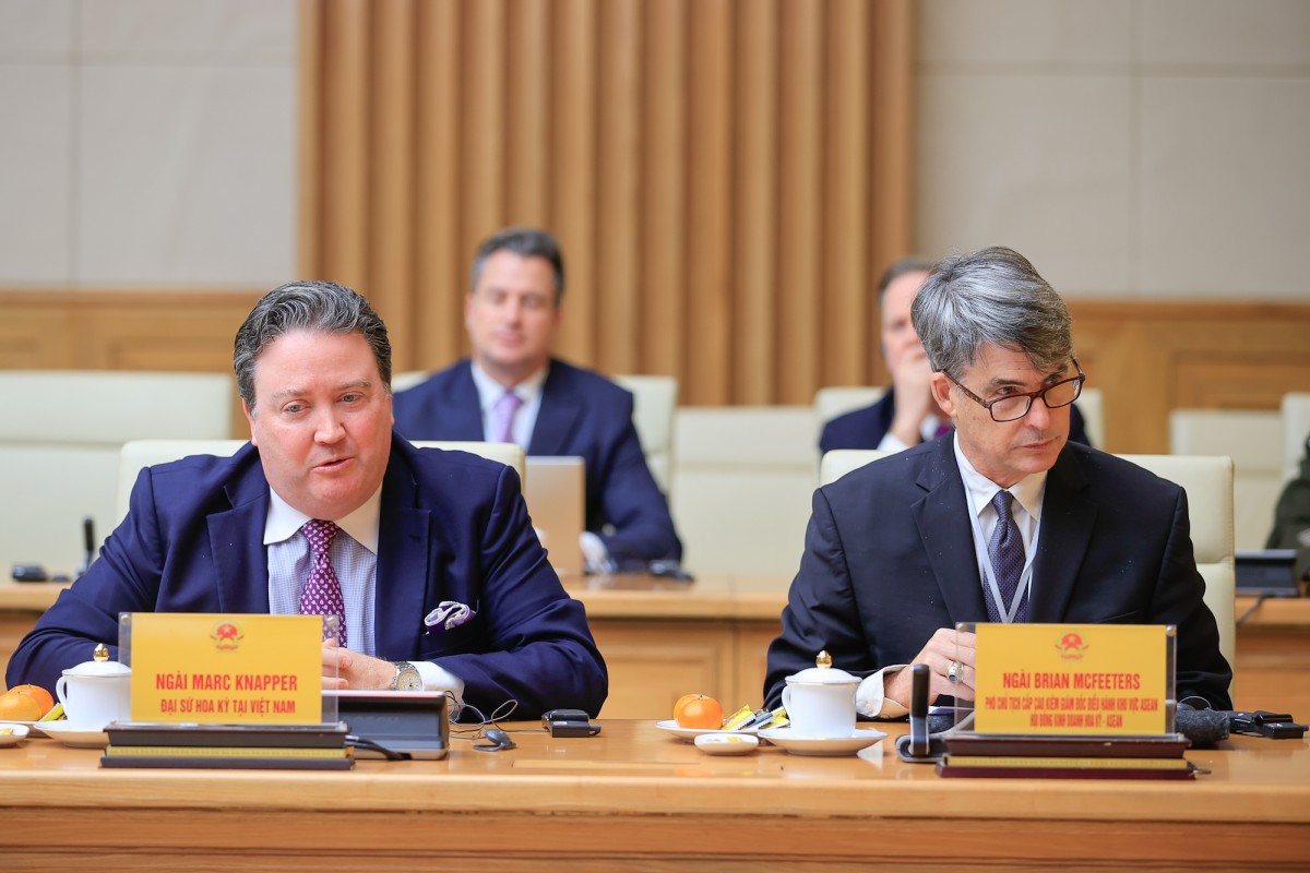 Ông Brian McFeeters (phải) và các thành viên trong đoàn đánh giá cao những thành tựu, tiềm năng phát triển to lớn của Việt Nam,