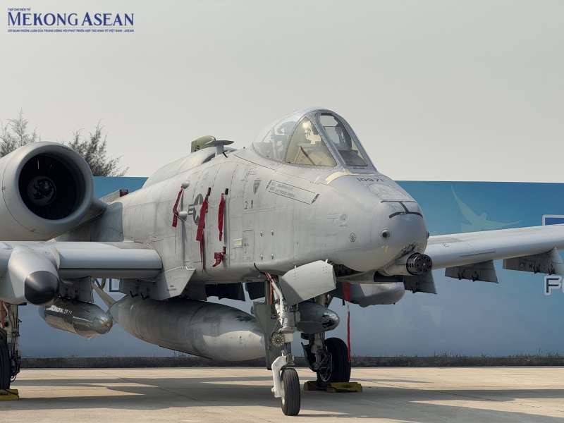 Bộ đôi máy bay quân sự A-10 Thunderbolt II và C-130J Super Hercules của Mỹ. Trong đó, máy bay yểm trợ hỏa lực mặt đất A-10 Thunderbolt II của Mỹ được đánh giá là dòng máy bay tin cậy, uy lực và khả năng mang trọng tải vũ khí lớn trong chiến đấu. Khung máy bay được thiết kế để có độ bền với giáp titan bảo vệ buồng lái. Máy bay có khả năng cất và hạ cánh từ đường băng ngắn, không trải nhựa, phù hợp với các chiến dịch gần tiền tuyến. Ảnh: Hà Anh/555win Login.