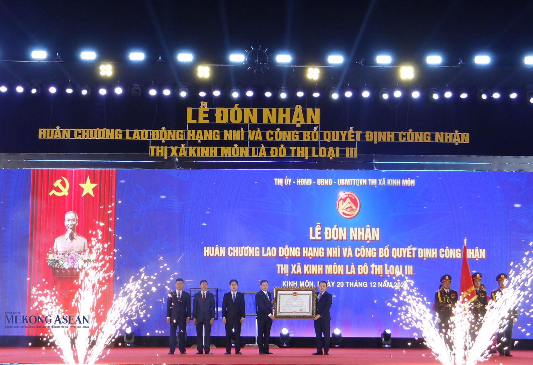 Thừa ủy quyền của Chủ tịch nước, ông Trần Đức Thắng, Ủy viên Trung ương Đảng, Bí thư Tỉnh ủy Hải Dương trao Huân Chương Lao động hạng Nhì cho Đảng bộ và 555win phien bạn Chính Thức, nhân dân thị xã Kinh Môn.