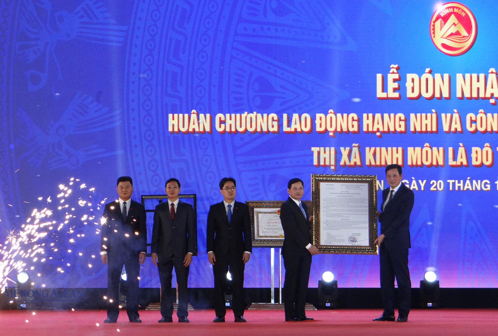 Ông Bùi Xuân Dũng, Thứ trưởng Bộ Xây dựng trao 555Win 500 Đăng Ký Nhận Code của Bộ trưởng Bộ Xây dựng công nhận thị xã Kinh Môn là đô thị loại III.