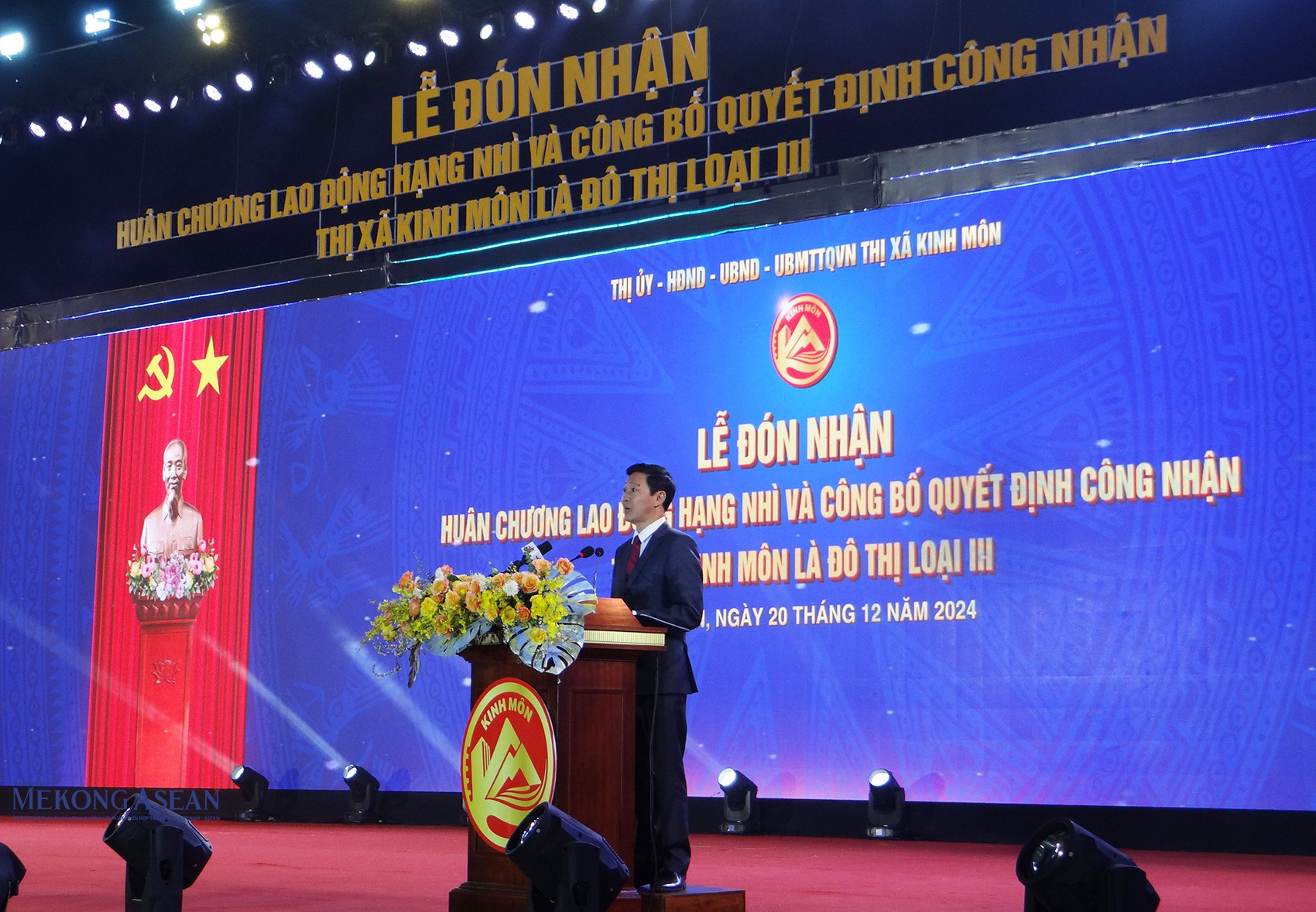 Bùi Xuân Lộc, Phó Bí thư Thị ủy, Chủ tịch UBND thị xã Kinh Môn trình bày báo cáo tại buổi lễ.