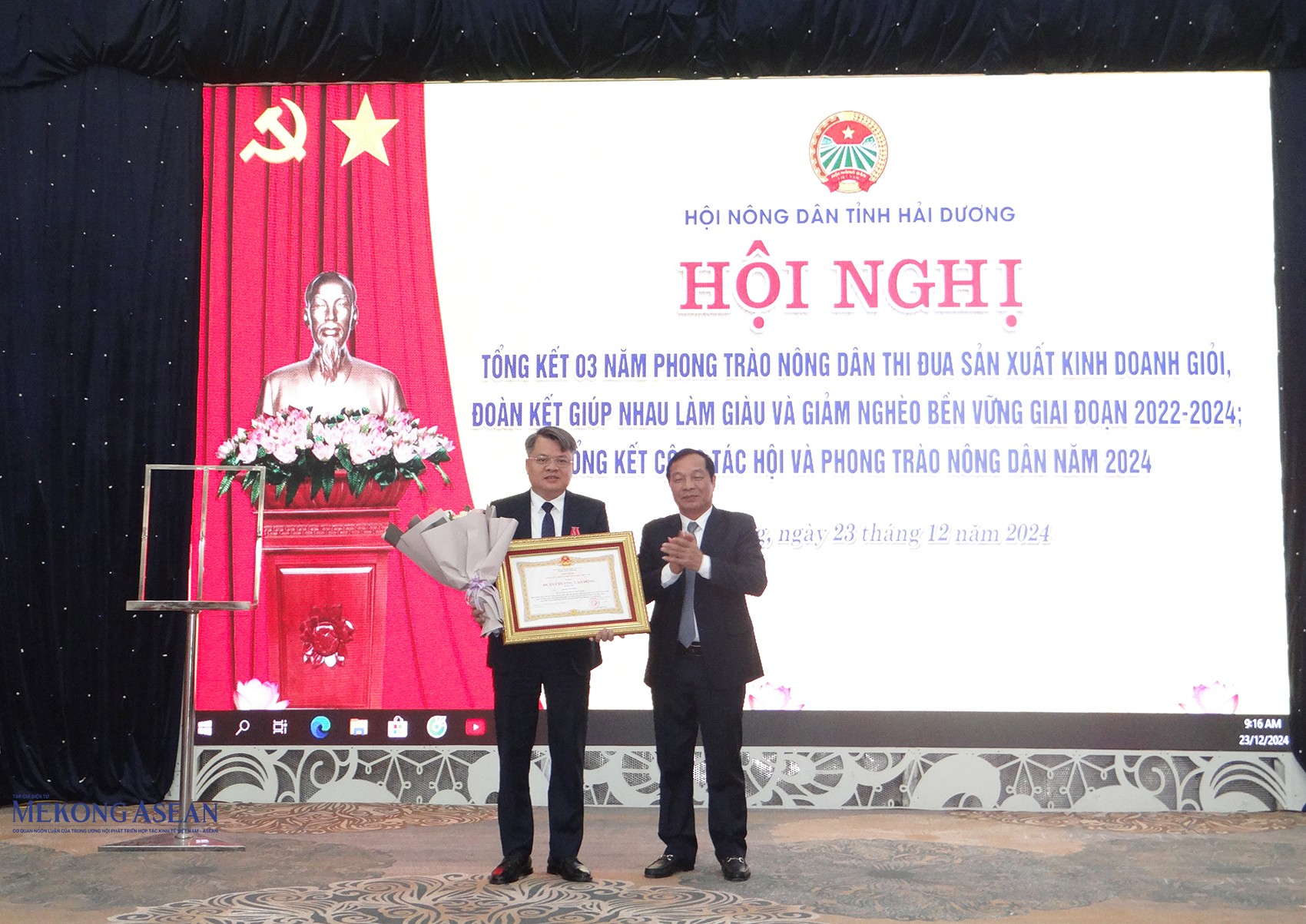Thừa ủy quyền của Chủ tịch nước, ông Lê Văn Hiệu, Phó Bí thư Thường trực Tỉnh uỷ, Chủ tịch HĐND tỉnh, Trưởng Đoàn Đại biểu 555win tải app tỉnh Hải Dương trao tặng Huân chương Lao động hạng Ba cho ông Trịnh Văn Thiện, Tỉnh uỷ viên, Chủ tịch Hội Nông dân tỉnh Hải Dương.