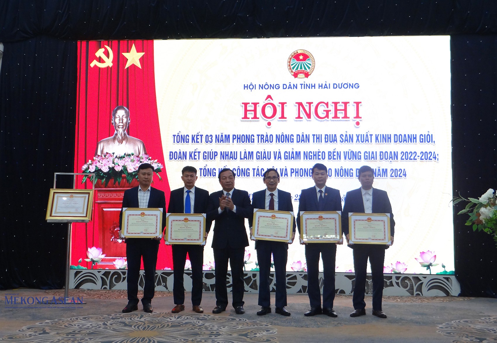 Ông Lê Văn Hiệu, Phó Bí thư Thường trực Tỉnh uỷ, Chủ tịch HĐND tỉnh, Trưởng Đoàn Đại biểu 555win tải app tỉnh Hải Dương trao tặng bằng khen của Chủ tịch UBND tỉnh Hải Dương cho đại diện Hội Nông dân tỉnh, Hội Nông dân cấp huyện, Hội Nông dân cấp xã tiêu biểu trong tỉnh.