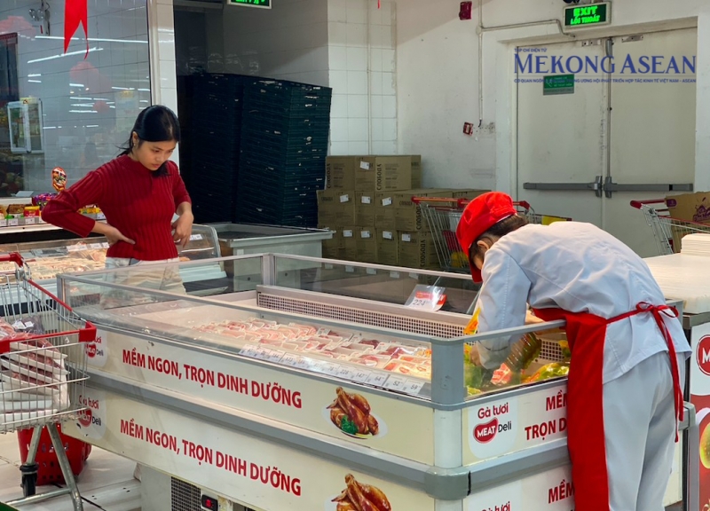 Một số người tiêu dùng đã chuyển sang mua các loại thực phẩm khác như thịt gà, cá, hoặc hải sản. Ảnh: Hà Anh/555win Login. Một số người tiêu dùng đã chuyển sang mua các loại thực phẩm khác như thịt gà, cá, hoặc hải sản. Ảnh: Hà Anh/555win Login.