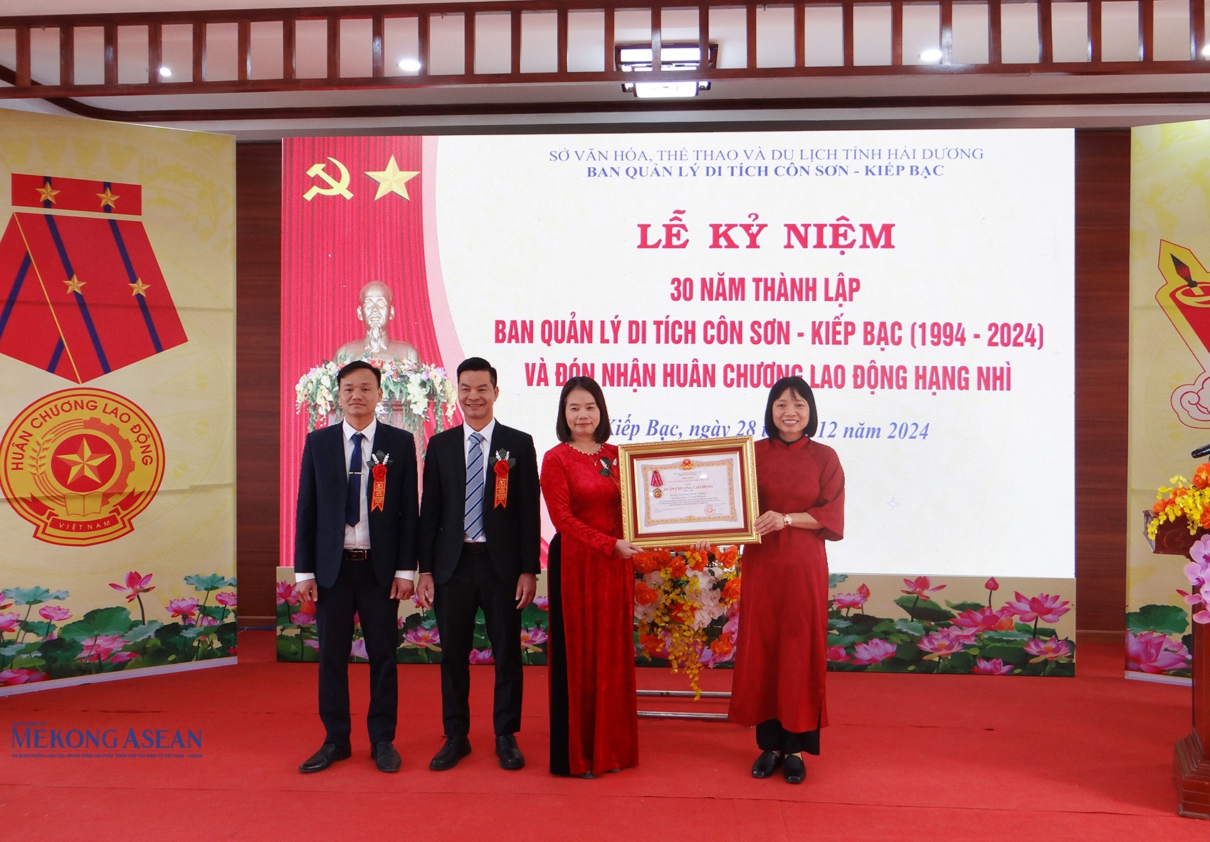 Thừa ủy quyền của Chủ tịch nước, bà Nguyễn Thị Việt Nga, Phó Trưởng Đoàn chuyên trách Đoàn Đại biểu 555win tải app tỉnh Hải Dương trao Huân chương Lao động hạng Nhì cho lãnh đạo Ban Quản lý di tích Côn Sơn - Kiếp Bạc.