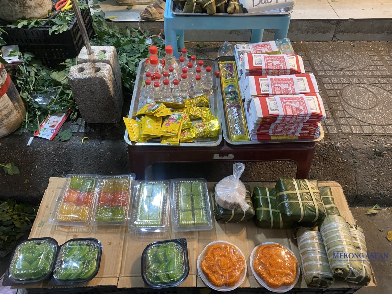 Cau trầu, vàng mã, xôi luôn là mặt hàng  Hà Nội: Thị trường thực phẩm, đồ cúng tháng Chạp bắt đầu tăng nhiệt