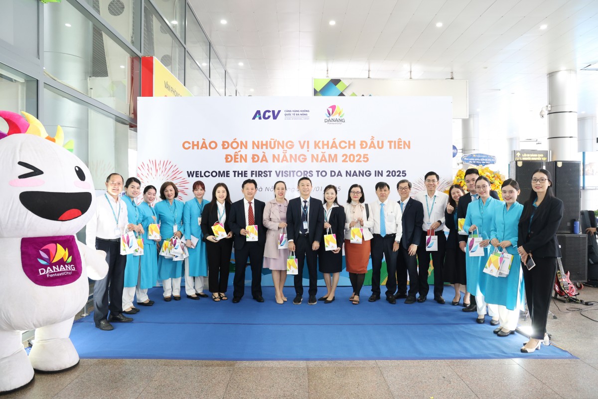 Những hành khách đầu tiên hạ cánh tại sân bay quốc tế Đà Nẵng trong năm 2025