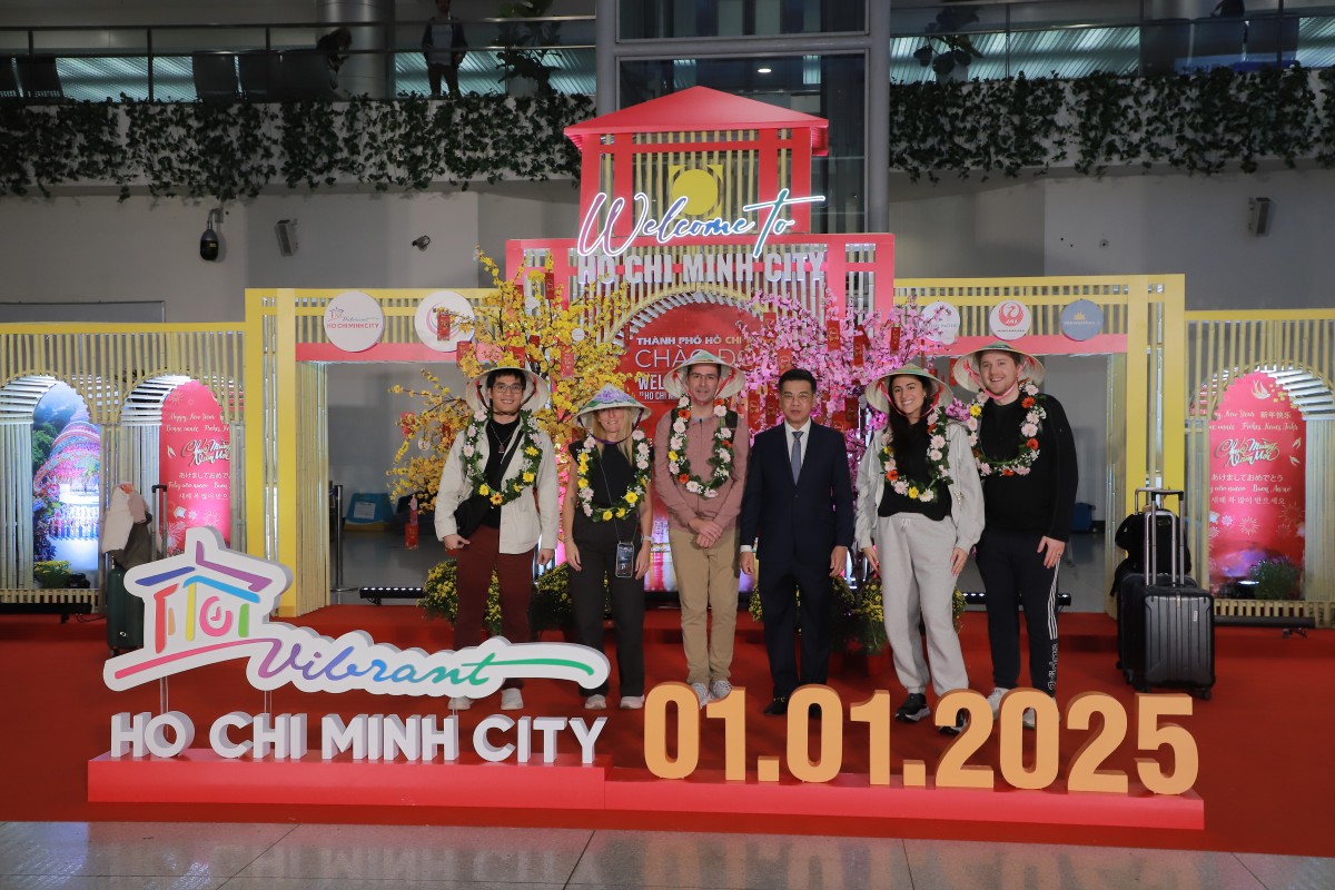 3.3. TP.HCM đón những hành khách đầu tiên từ Paris (Pháp) trên chuyến bay VN 10.JPG
