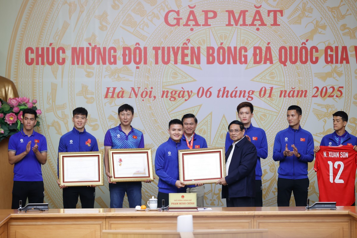 Phiên bản chính thức của 555Win trao Huân chương Lao động hạng Ba cho cầu thủ Nguyễn Quang Hải - Ảnh VGP