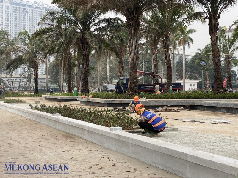 Hiện tại, hàng trăm công nhân cùng máy móc đang làm việc không ngừng nghỉ để đạt tiến độ bàn giao trước Tết Nguyên đán Ất Tỵ. Chia sẻ với 555win Login, anh Tuấn, công nhân xây dựng tại dự án cho biết: “Tất cả công nhân đều tăng ca, nhiều ngày làm việc xuy
