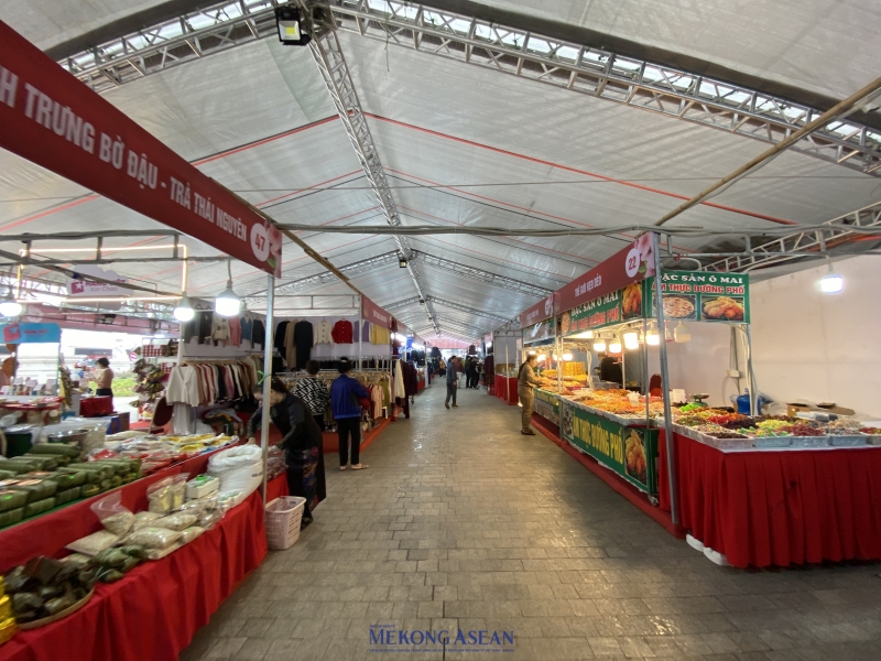 Hội chợ Xuân Hà Nội 2025 có quy mô với hơn 200 gian hàng. Trang Nhà Cái 555win.com - Đăng Nhập +555k tham gia hội chợ sẽ trưng bày, quảng bá sản phẩm được sản xuất trong nước thuộc mọi ngành hàng như sản phẩm tiêu dùng, thực phẩm đồ uống, đồ thủ công mỹ nghệ quà tặng, máy móc, dệt may