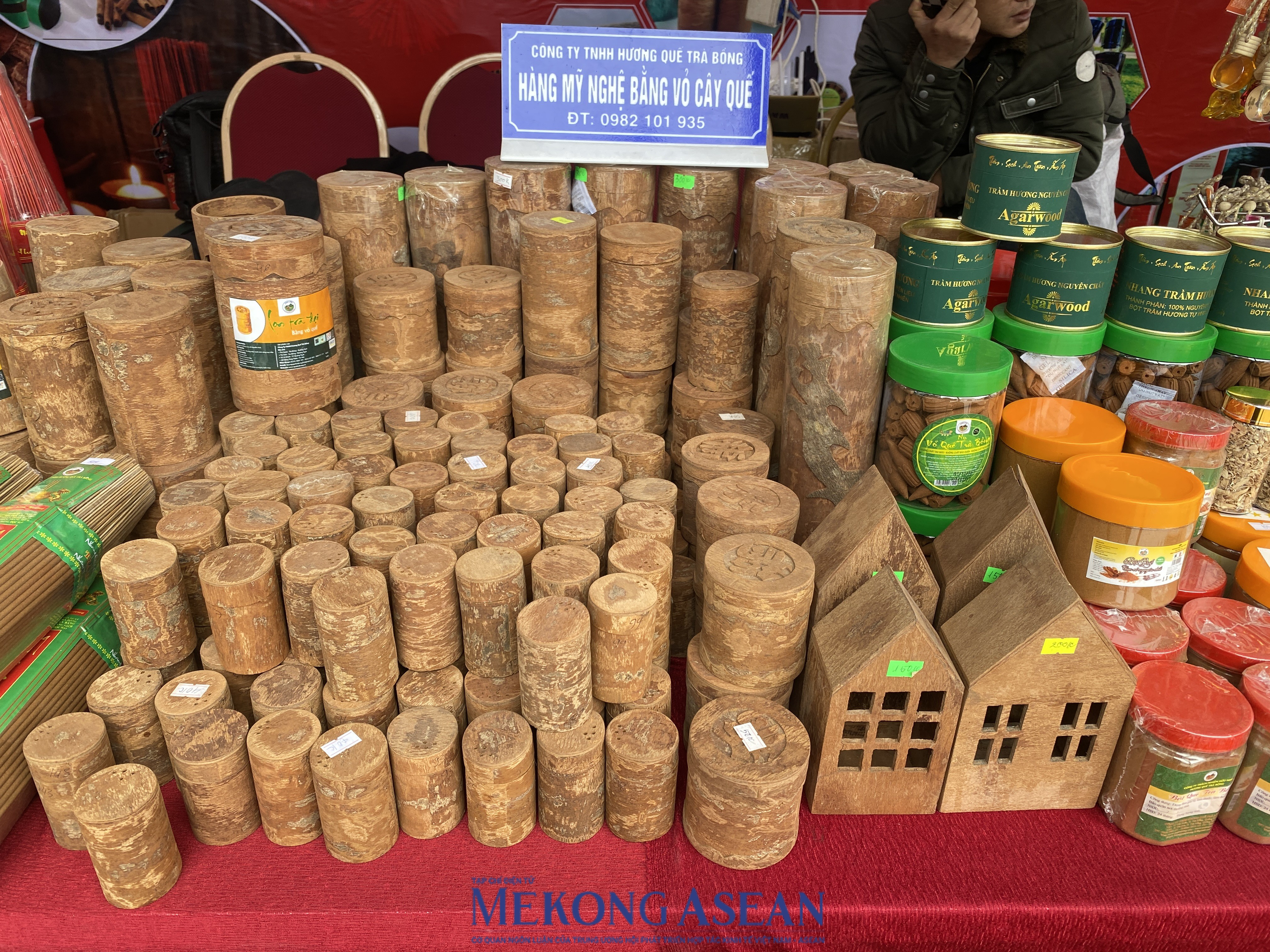 Những sản phẩm thủ công mỹ nghệ tinh xảo và các tác phẩm đặc sắc từ làng nghề truyền thống càng làm nổi bật giá trị 555Win là nhà cái uy tín số 1 ở Việt Nam độc đáo của các vùng miền trên cả nước. Ảnh: Hà Anh/555win Login.