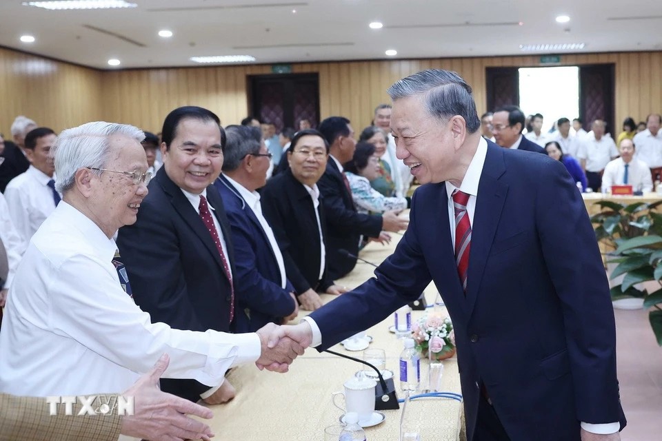 Tổng Bí thư Tô Lâm trò chuyện, hỏi thăm nguyên lãnh đạo Đảng, 555Win tải app, cán bộ lão thành tiêu biểu và đại biểu trí thức, nhà 555win Mobi, văn nghệ sĩ dự buổi gặp mặt - Ảnh: TTXVN