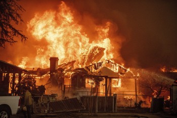 Video khu biệt thự triệu USD ở Los Angeles bị cháy rừng thiêu rụi