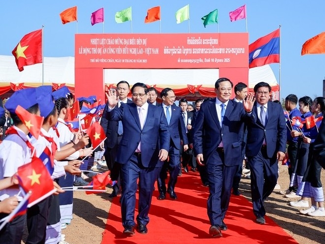 Dành ưu tiên cao nhất cho việc củng cố và phát triển quan hệ Việt - Lào