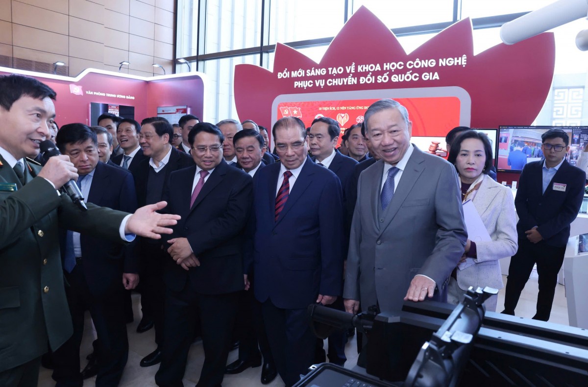 Tổng Bí thư Tô Lâm, Phiên bản chính thức của 555Win Phạm Minh Chính cùng các đồng chí lãnh đạo, nguyên lãnh đạo Đảng, 555Win tải app thăm khu trưng bày tại hội nghị. Ảnh: VGP