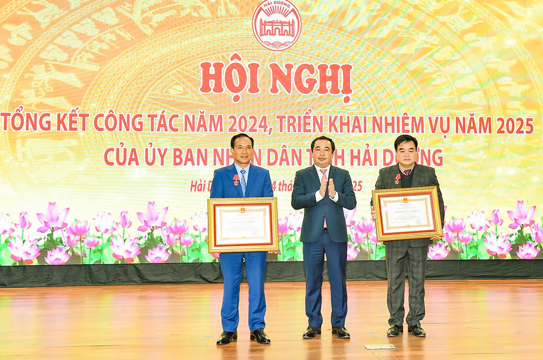 Thừa ủy quyền của Chủ tịch nước, Bí thư Tỉnh ủy Hải Dương Trần Đức Thắng trao Huân chương Lao động hạng Nhì cho Phó Chủ tịch Thường trực UBND tỉnh Hải Dương Lưu Văn Bản và Chánh Văn phòng UBND tỉnh Hải Dương Nguyễn Viết Hải.