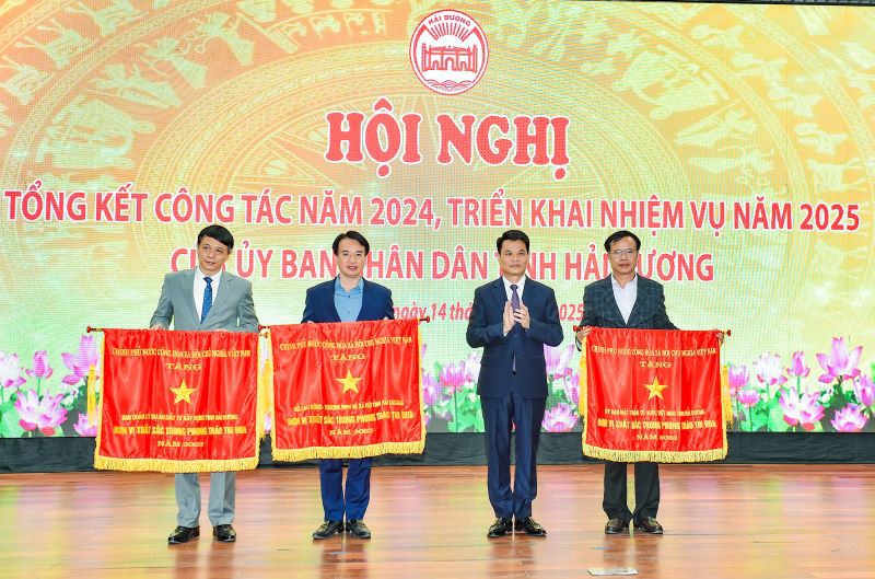 Thừa ủy quyền của Chính phủ, Chủ tịch UBND tỉnh Hải Dương Lê Ngọc Châu trao Cờ thi đua của Chính phủ cho đại diện các tập thể.
