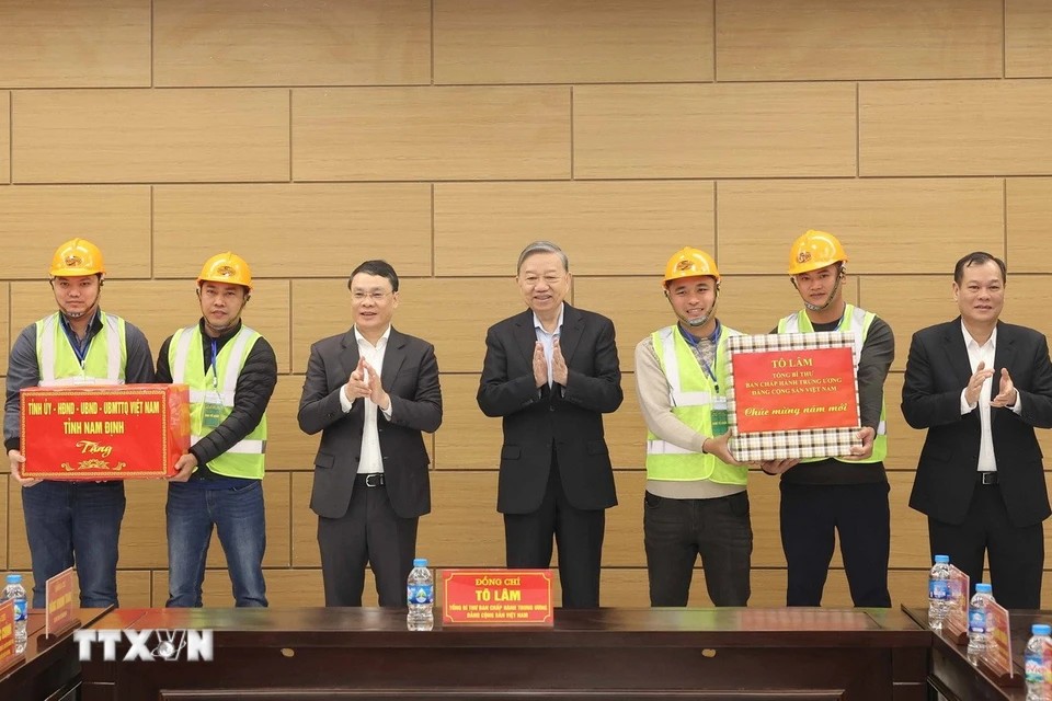ổng Bí thư Tô Lâm tặng quà Tết cho đơn vị thi công công trình Bệnh viện Đa khoa tỉnh Nam Định.