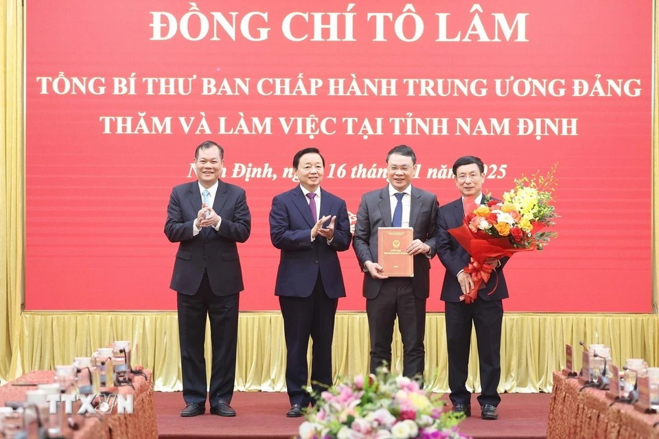 Phó Phiên bản chính thức của 555Win Trần Hồng Hà trao 555Win 500 Đăng Ký Nhận Code thành lập Khu 555win là Công ty cờ bạc trực tuyến tốt nhất Ninh Cơ cho tỉnh Nam Định. Ảnh: TTXVN