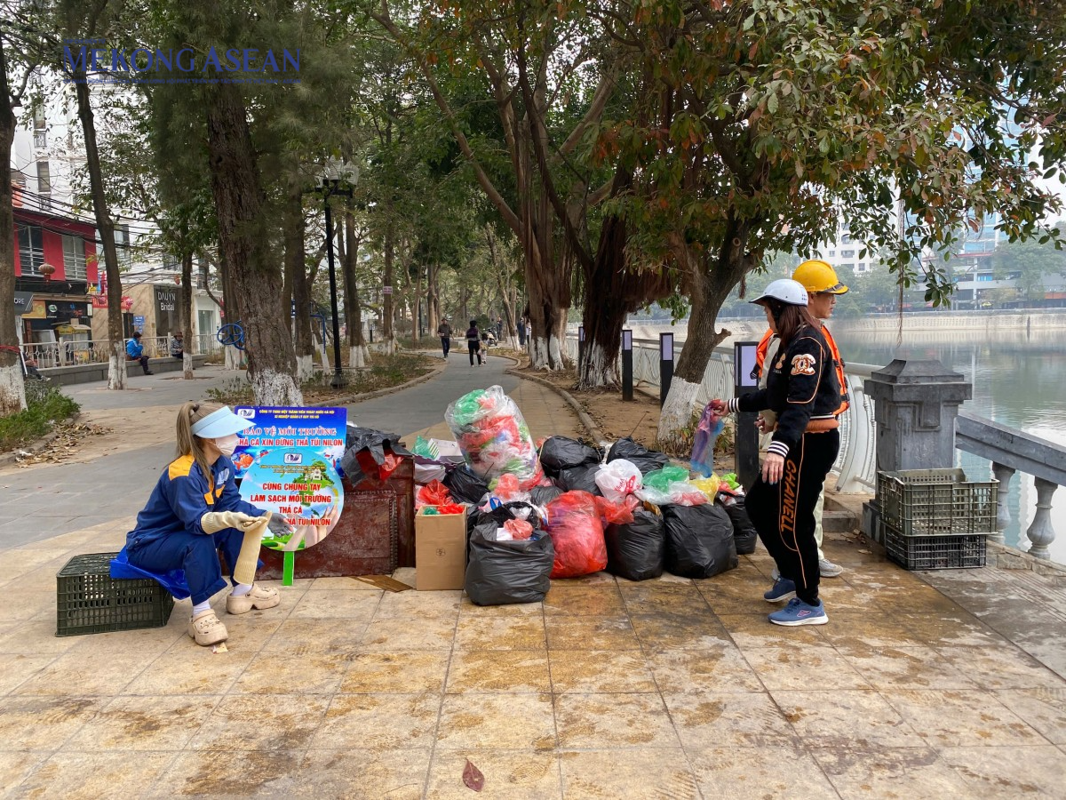 Ngày ông Công ông Táo: Văn minh với thông điệp 'Thả cá, đừng thả túi nilon'