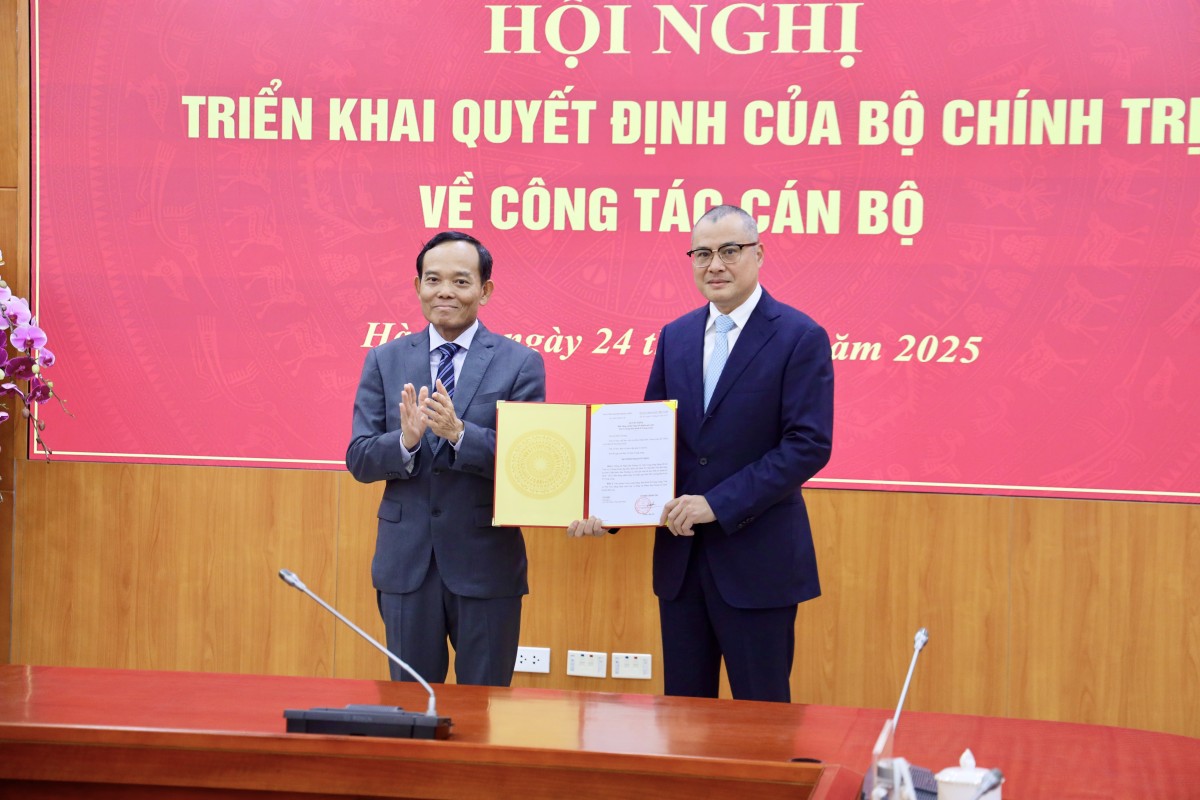 Trưởng Ban kinh tế Trung ương Trần Lưu Quang trao Quyết định Bổ nhiệm ông Phạm Đại Dương, Ủy viên Trung ương Đảng, Bí thư Tỉnh ủy Phú Yên giữ chức vụ Phó Trưởng Ban Kinh tế Trung ương. 