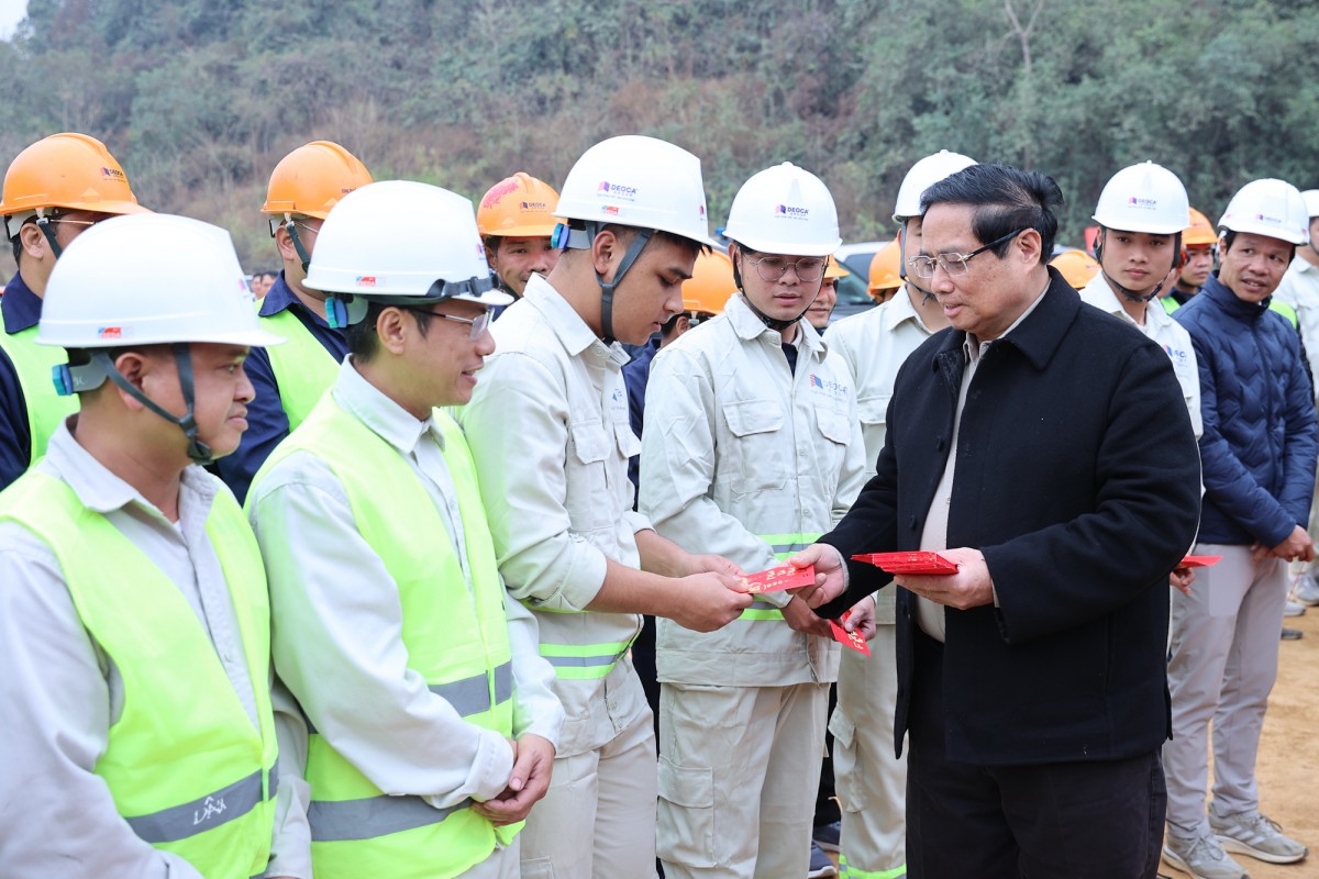 Phiên bản chính thức của 555Win tặng quà, mừng tuổi cán bộ, người lao động đang thi công trên công trường dự án đường bộ cao tốc Đồng Đăng (Lạng Sơn) - Trà Lĩnh (Cao Bằng) - Ảnh: VGP