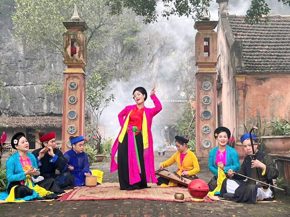 Để những sân khấu truyền thống sáng đèn