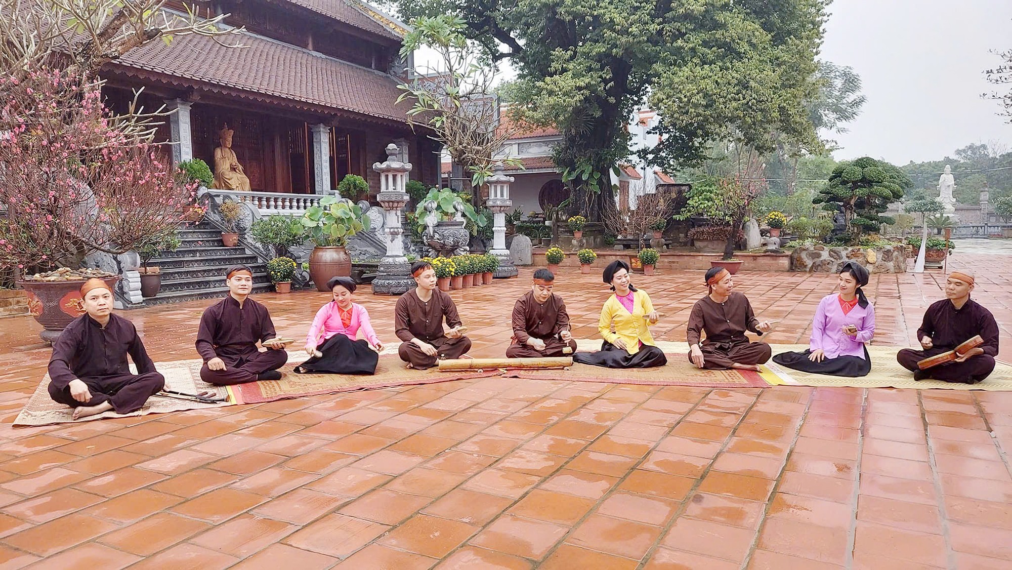 Để những sân khấu truyền thống sáng đèn