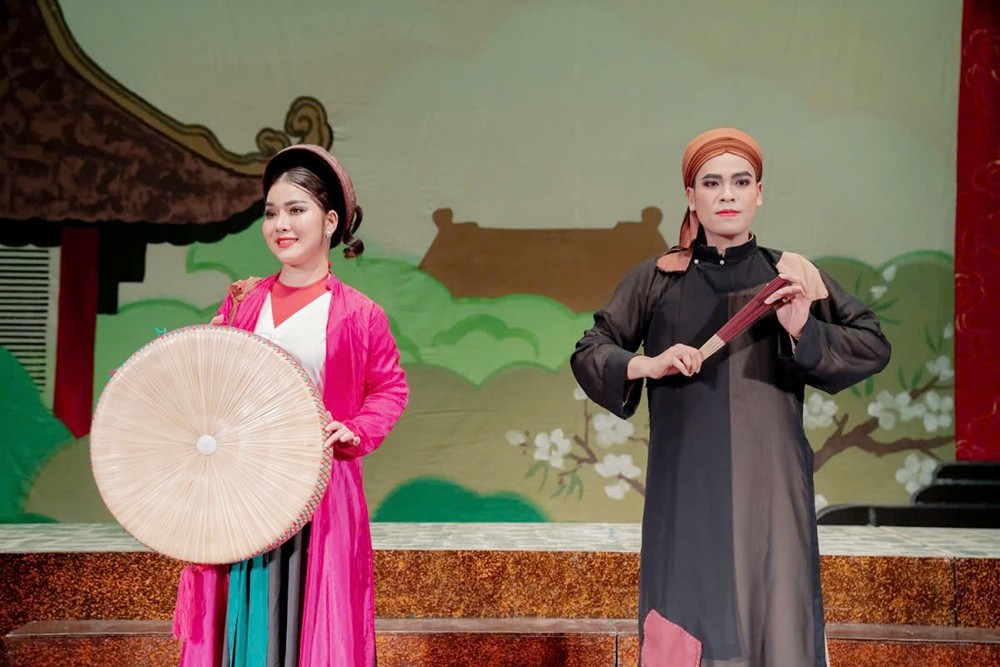 Để những sân khấu truyền thống sáng đèn