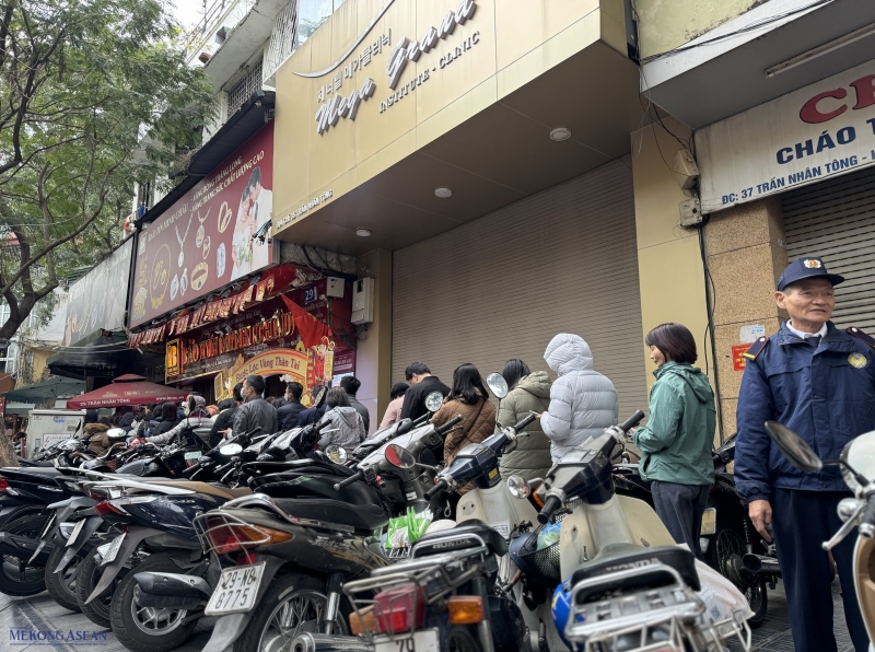 Cửa hàng không giới hạn số lượng, khách xếp hàng dài mua vàng trước ngày vía Thần Tài