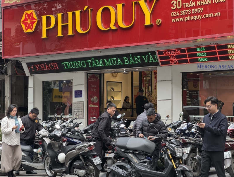 Cửa hàng không giới hạn số lượng, khách xếp hàng dài mua vàng trước ngày vía Thần Tài