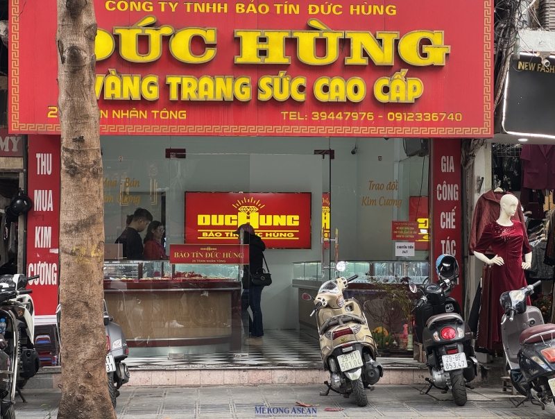 Cửa hàng không giới hạn số lượng, khách xếp hàng dài mua vàng trước ngày vía Thần Tài
