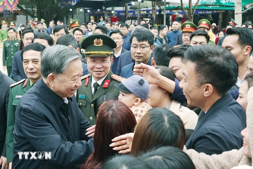 Tổng Bí thư Tô Lâm với nhân dân tại Khu Di tích lịch sử Quốc gia đặc biệt Đền Hùng. Ảnh: TTXVN