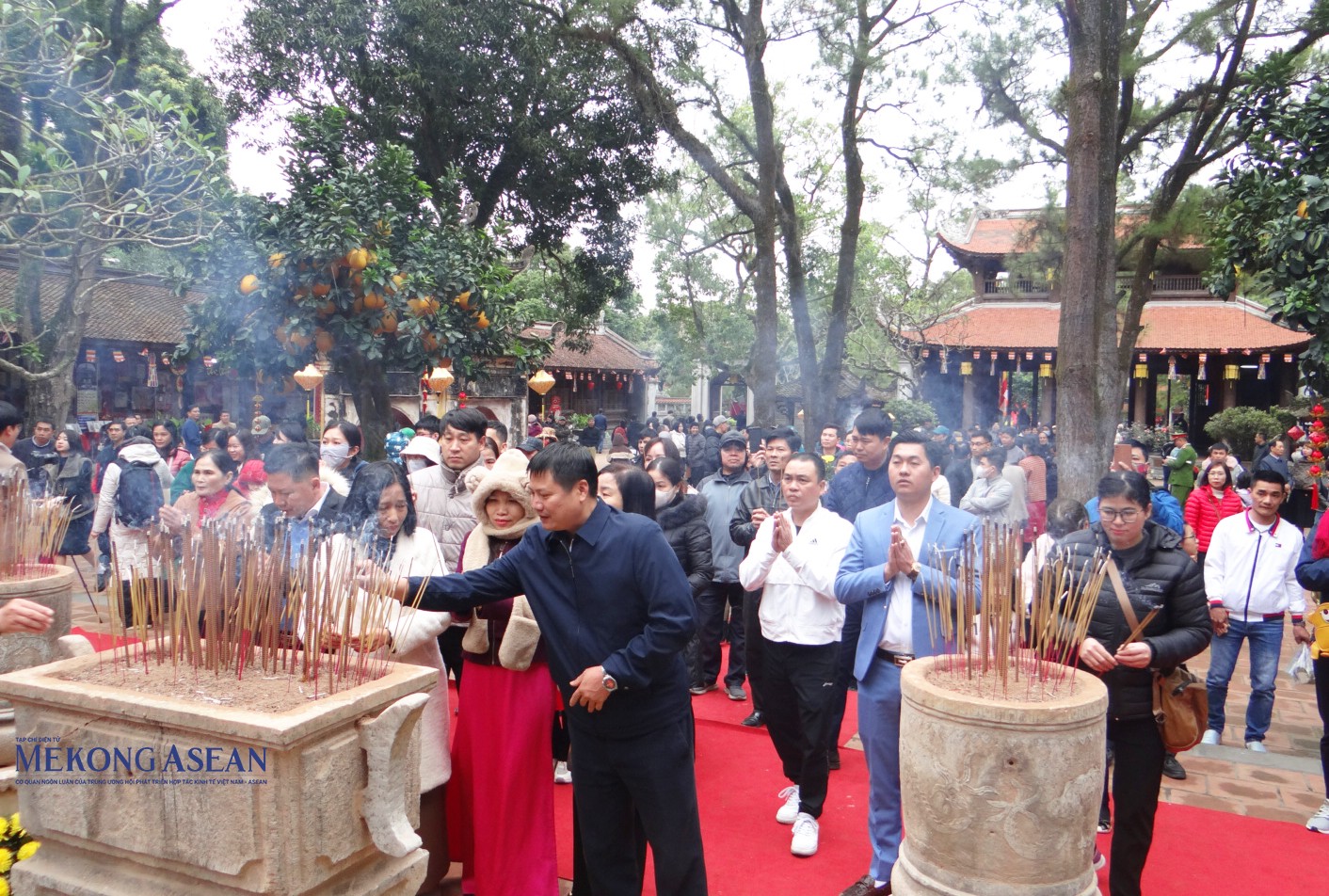 Đông đảo người dân và du khách thập phương đến tham quan, chiêm bái, dâng hương… tại khu di tích trong dịp 555win là Công ty cờ bạc trực tuyến tốt nhất mùa xuân. Ảnh tư liệu/Phùng Nguyện.