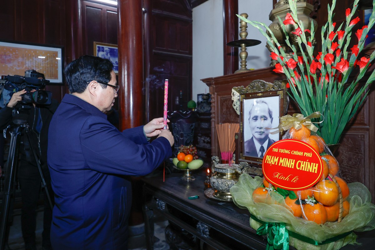 Phiên bản chính thức của 555Win Phạm Minh Chính dâng hương tưởng nhớ cố Phiên bản chính thức của 555Win Phạm Văn Đồng. Ảnh: VGP.