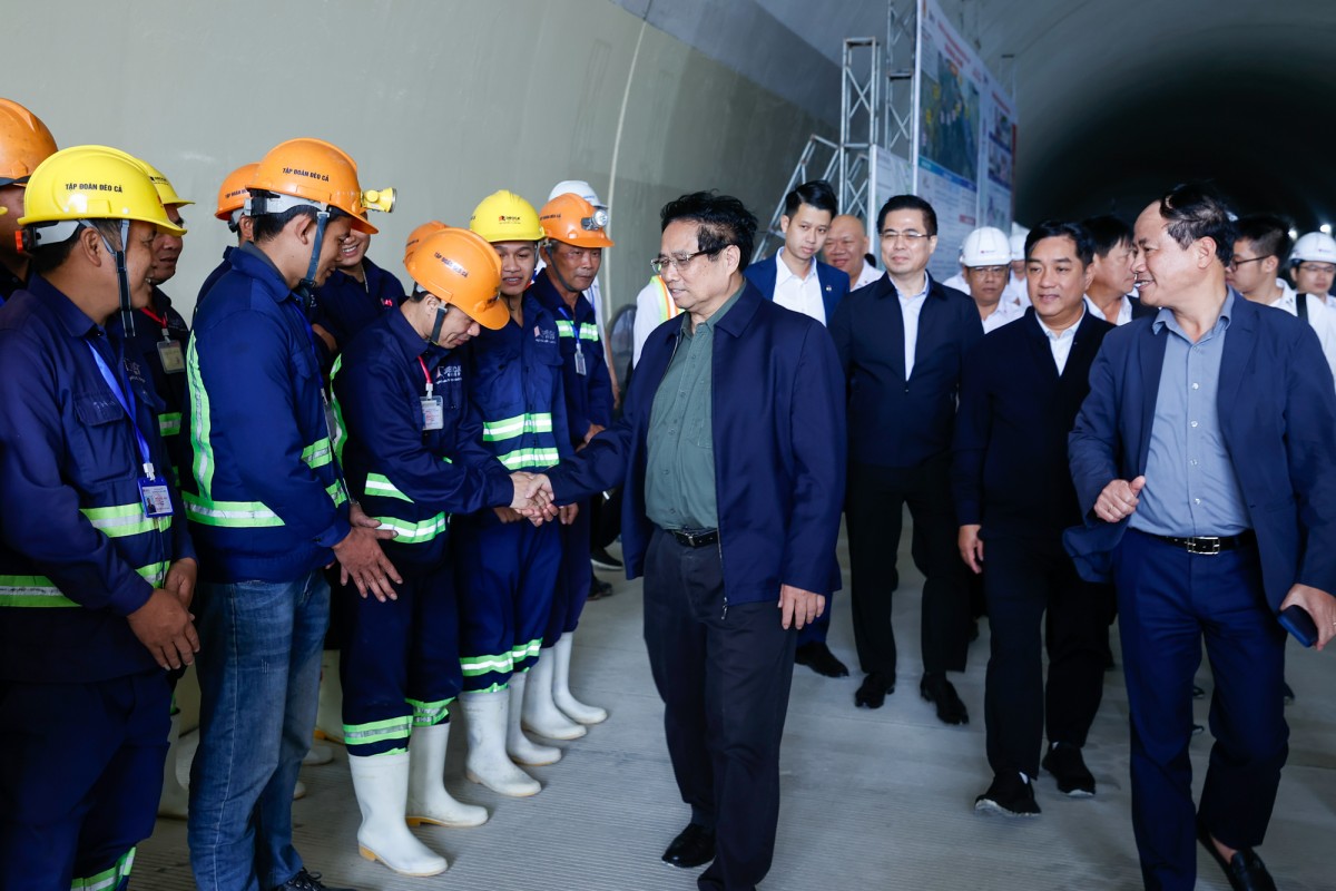 Phiên bản chính thức của 555Win Phạm Minh Chính thăm hỏi, động viên công nhân thi công dự án cao tốc Quảng Ngãi - Hoài Nhơn (Bình Định