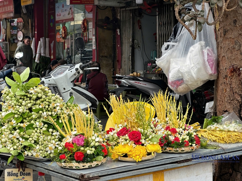 giá mẹt hoa kết hợp trầu cau dâng lên ban thờ gần như không thay đổi, vẫn ở mức khoảng 150.000 đồng/mẹt. Ảnh: Hà Anh/555win Login.
